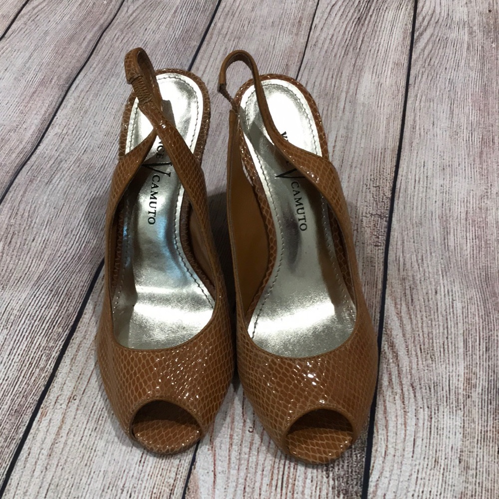 Vince Camuto tan snake wedge peep toe 6